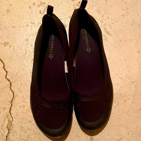 They are black in colour and size is 7 - Picture 1 of 1